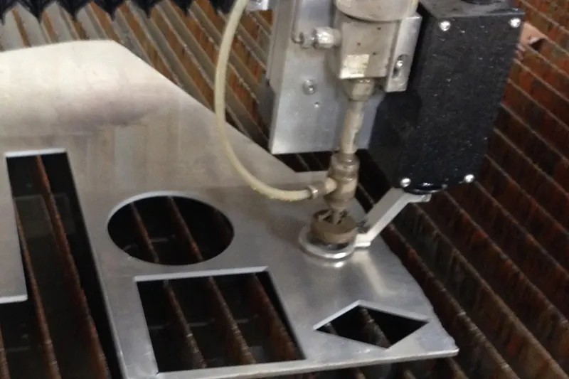 describe the working principle of water jet cutting maching